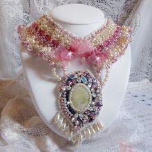 Necklace Détente embroidered with pearly pearls in harmony with other pearls of quality